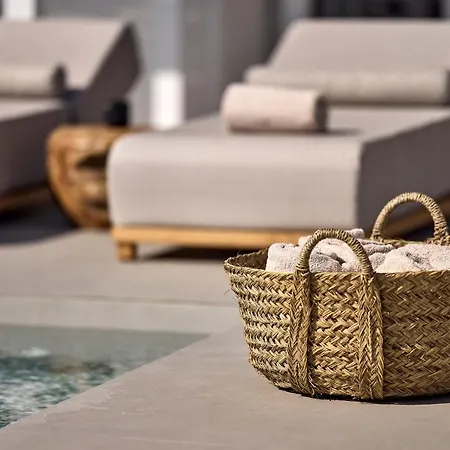 Dot Milos * Adamantas (Milos)