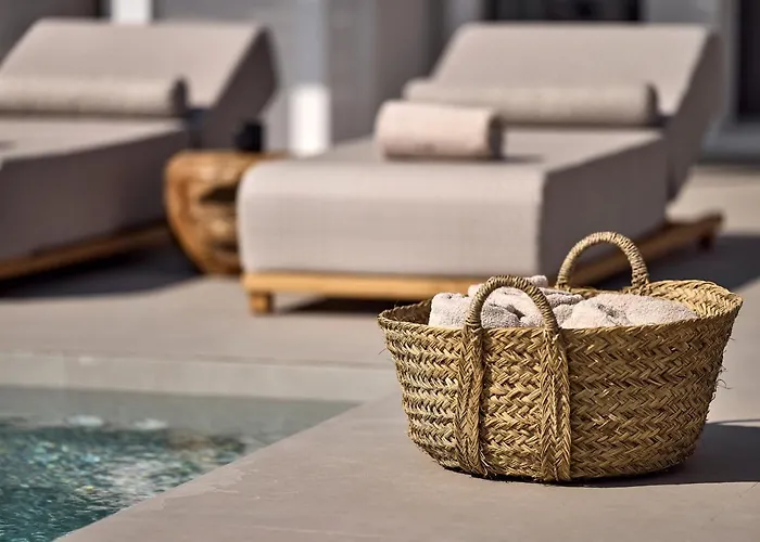 Dot Milos * Adamantas (Milos)