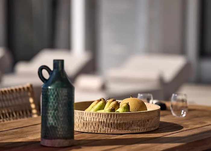 Dot Milos * Adamantas (Milos)